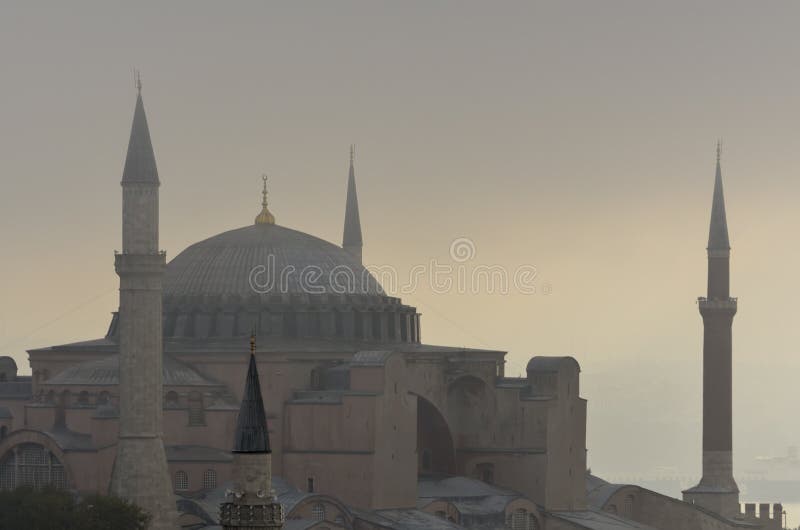 Hagia Sophia и Bosphorus в тумане утра раннего лета стоковое изображение Hagia Sophia и Bosphorus в тумане утра раннего лета стоковое изображение
