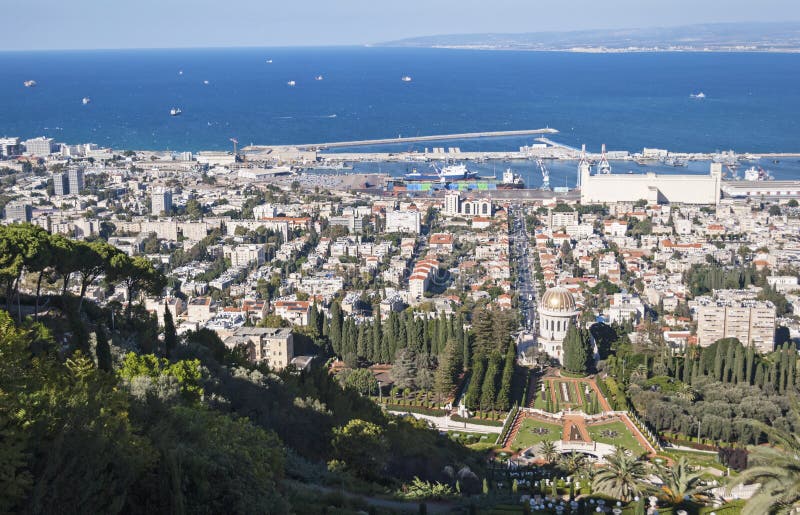 Haifa Bay och port och Bahai trädgårdar i Israel arkivfoto Haifa Bay och port och Bahai trädgårdar i Israel arkivfoto