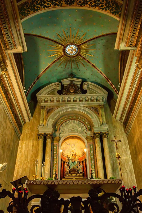 HAIFA, ISRAEL - CIRCA IM NOVEMBER 2011: Altar der Heiligen Maria in Stella Maris Church stockfotos HAIFA, ISRAEL - CIRCA IM NOVEMBER 2011: Altar der Heiligen Maria in Stella Maris Church stockfotos