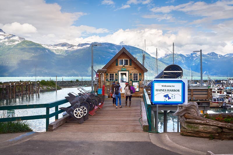 Haines Harbor en Alaska image stock éditorial. Image du lumière 103902104