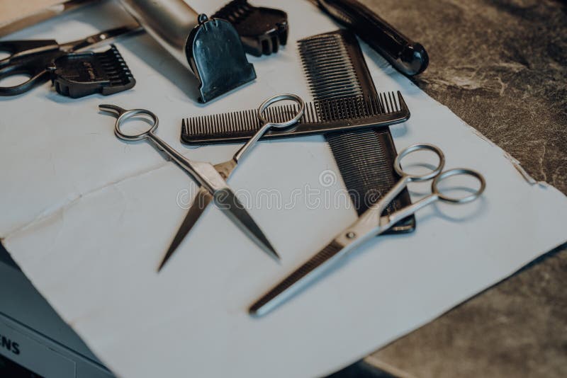 Hair Cutting Accessories Combs, Scissors, Razors for Home Use Stock