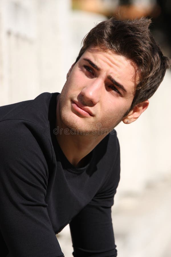 A encantador joven italiano chico  atractivo a varonil expresión  iluminado de acuerdo a el sol.