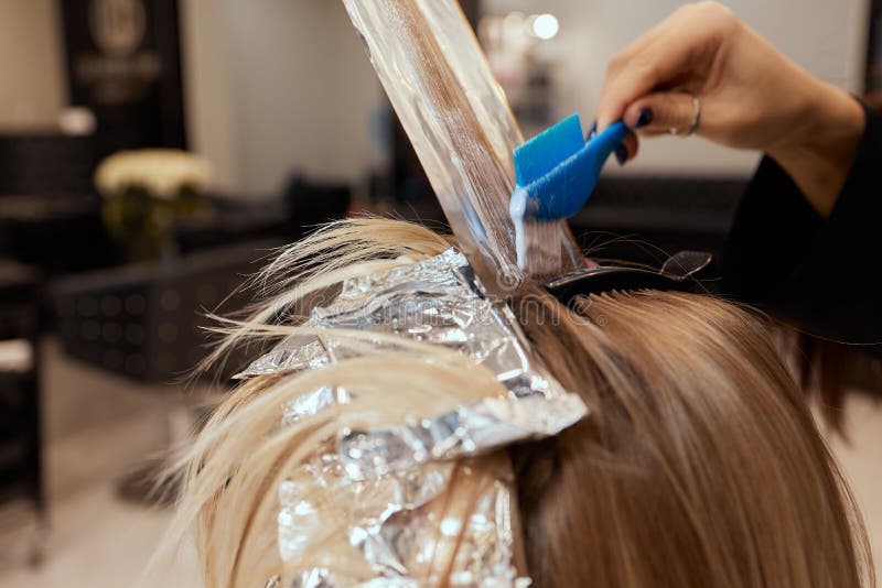 Hair Stylist Makes Bouffant Using Comb on Thin Strands. Shatush