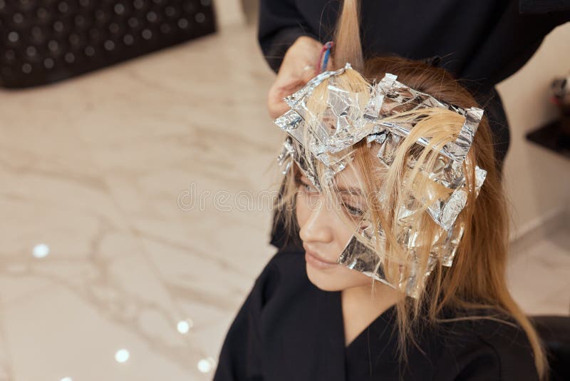 Hair Stylist Makes Bouffant Using Comb on Thin Strands. Shatush