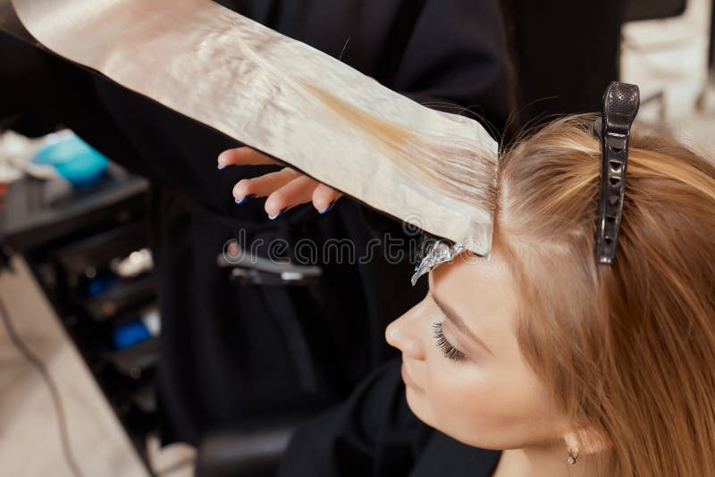 Hair Stylist Makes Bouffant Using Comb on Thin Strands. Shatush