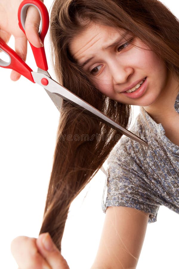 К чему снится самой себе отрезать волосы. Девушка отрезает волосы. Срезанные волосы. Отрезала длинные волосы. Девушка срезает волосы.