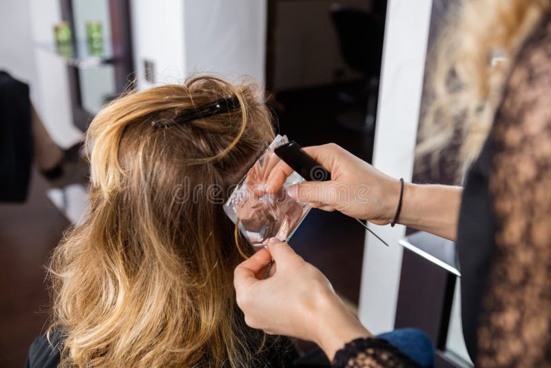 https://thumbs.dreamstime.com/b/hairdresser-putting-foils-female-client-s-hair-cropped-image-salon-69850136.jpg