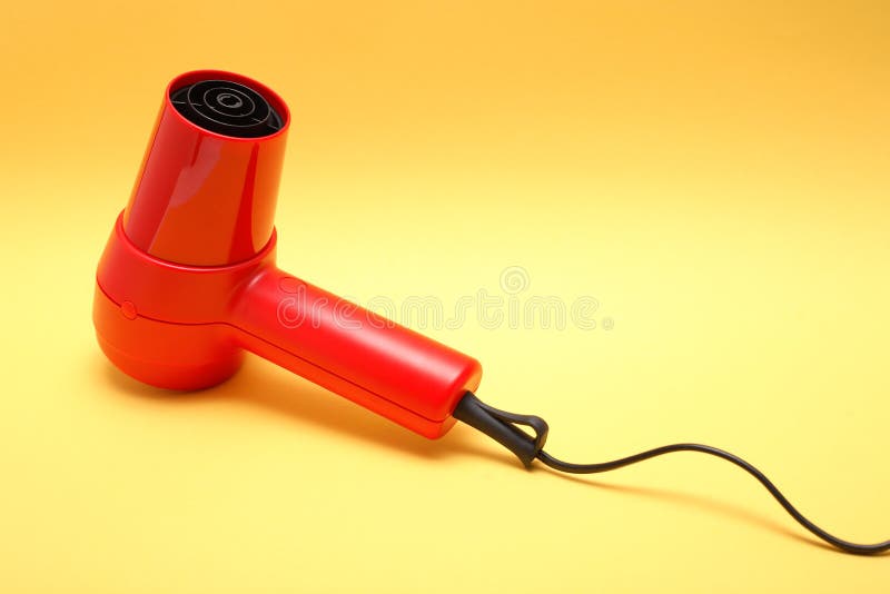 Asciugacapelli su giallo immagine stock