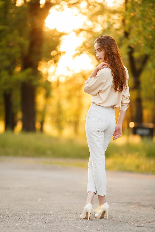 Haired röd sötsak för flicka royaltyfri fotografi