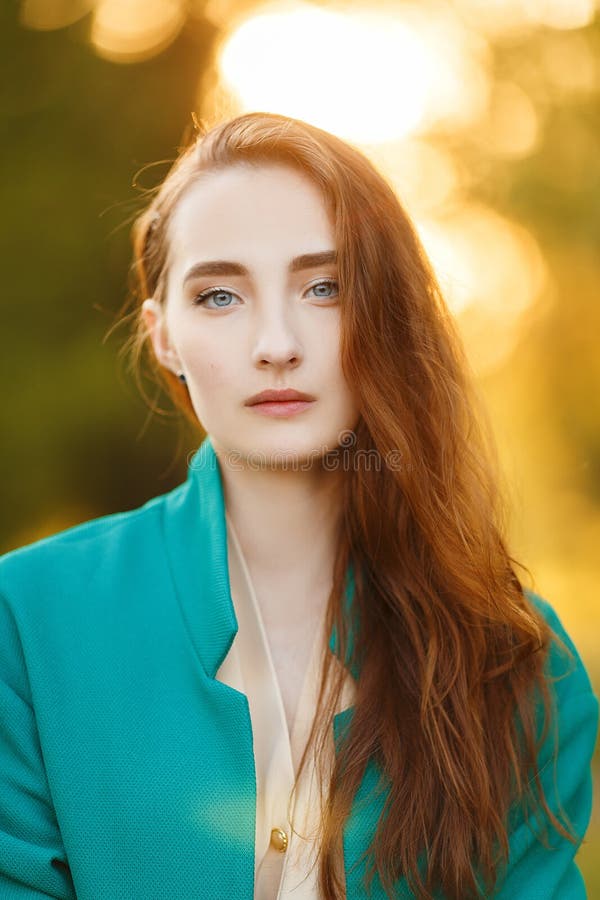 Haired röd sötsak för flicka royaltyfri fotografi