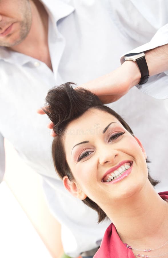 Hermoso mujer joven obtendrá corte de pelo en.