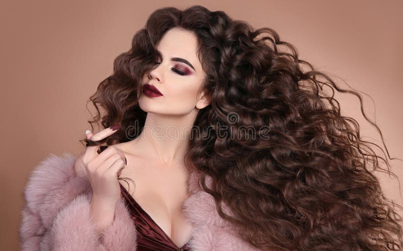 hairstyle Фасонируйте девушку брюнет с длинным вьющиеся волосы, мамами красоты стоковое фото rf hairstyle Фасонируйте девушку брюнет с длинным вьющиеся волосы, мамами красоты стоковое фото rf