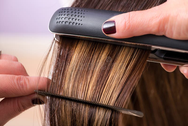 Hairstylist prostuje włosy klient zdjęcia stock Hairstylist prostuje włosy klient zdjęcia stock