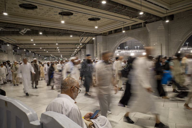 Hajj i umrah pielgrims z całego świata wykonują thawaf slow motion shot w masjidil haram makkah saudi arabia obraz stock