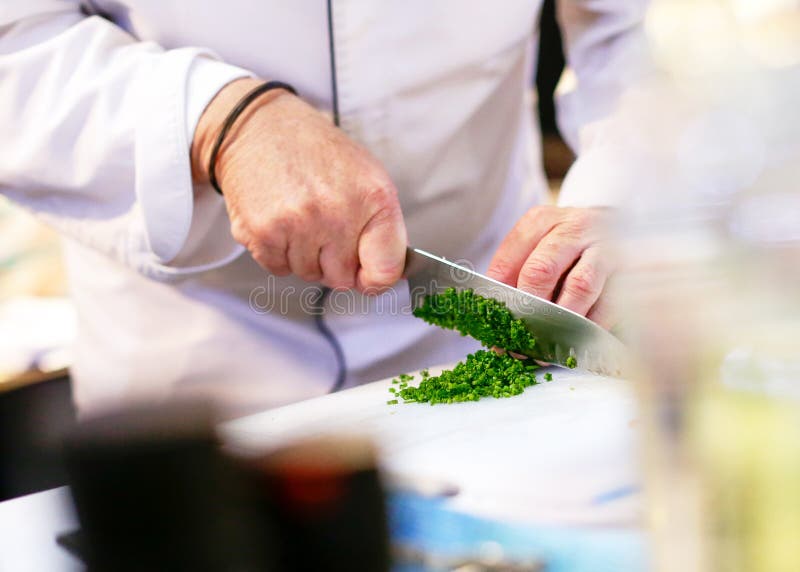 Hakkende groene ui, Chef-kok die verse groenten voor het koken snijden stock foto's Hakkende groene ui, Chef-kok die verse groenten voor het koken snijden stock foto's