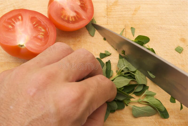 Hakkende verse kruiden stock afbeelding Hakkende verse kruiden stock afbeelding