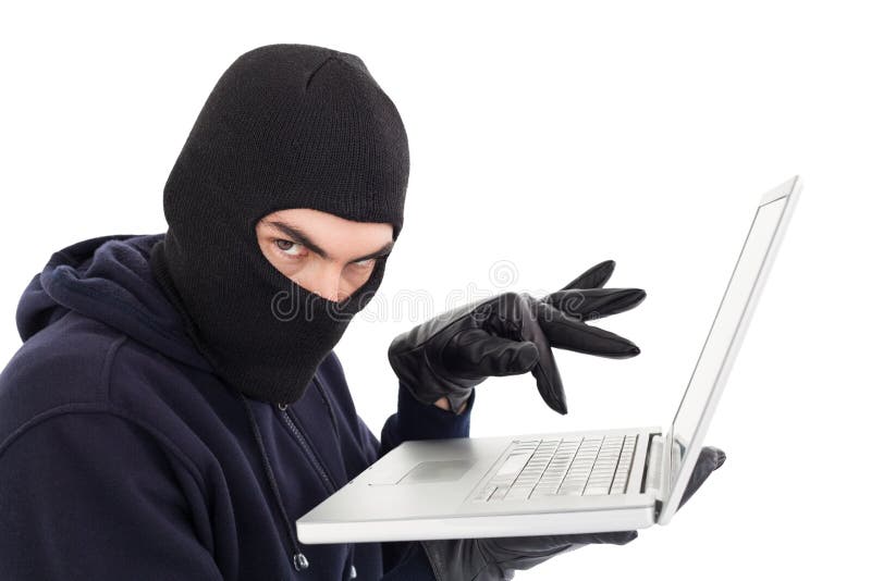 Hakker in balaclava die en zich op laptop bevindt typt stock afbeelding Hakker in balaclava die en zich op laptop bevindt typt stock afbeelding