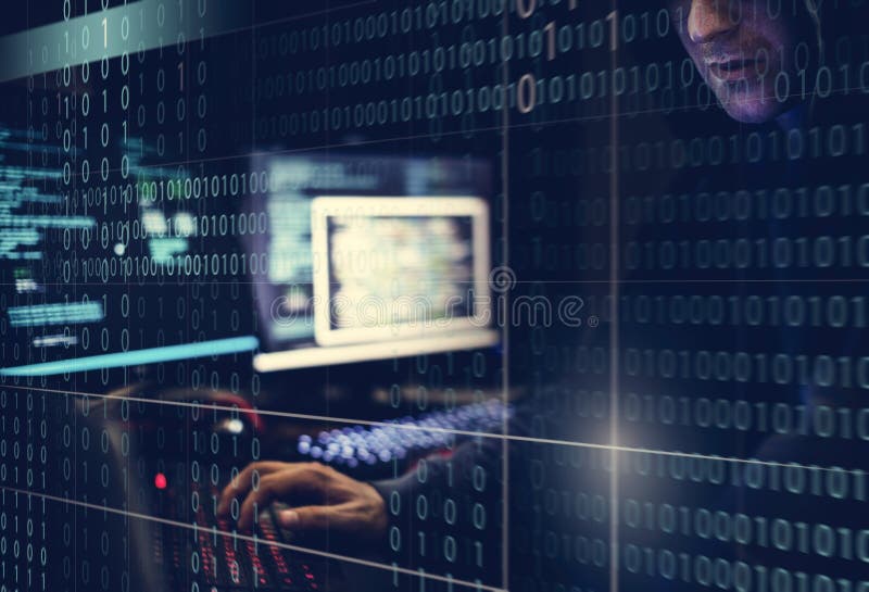 Hakker die gebruikend computer met codes werken royalty-vrije stock foto's Hakker die gebruikend computer met codes werken royalty-vrije stock foto's