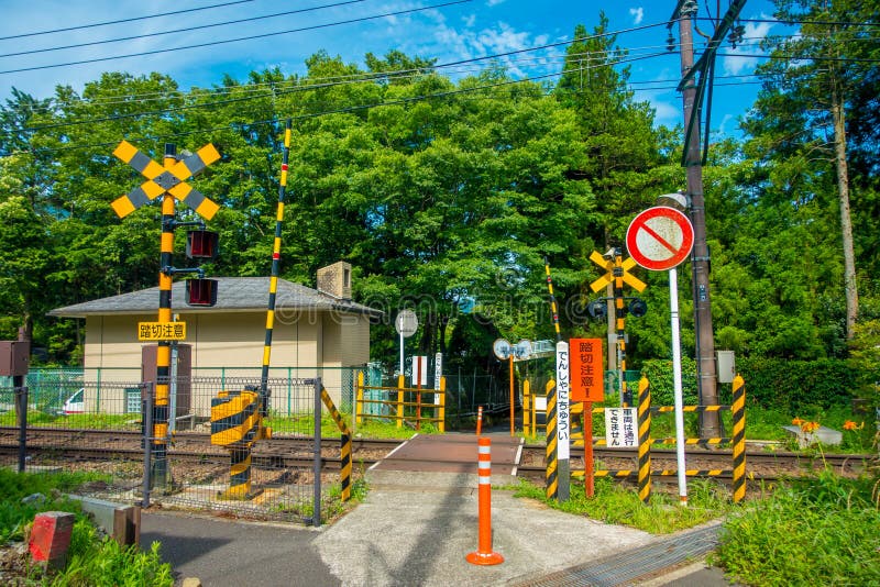 HAKONE, GIAPPONE - 2 LUGLIO 2017: Guardi dai segni prima che la ferrovia della linea del treno del cavo di Hakone Tozan alla staz immagini stock libere da diritti HAKONE, GIAPPONE - 2 LUGLIO 2017: Guardi dai segni prima che la ferrovia della linea del treno del cavo di Hakone Tozan alla staz immagini stock libere da diritti