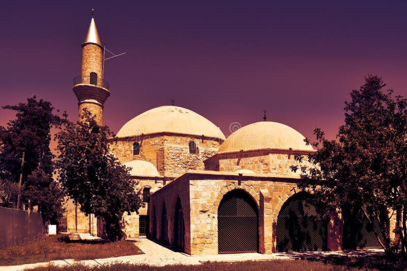 Sultán mezquita sobre el en púrpura la luz entre noche a.