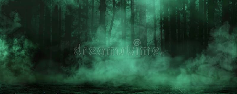Halber Hintergrund mit unheimlichem grünen Nebel, der über einen dunklen Wald rollt stockbilder