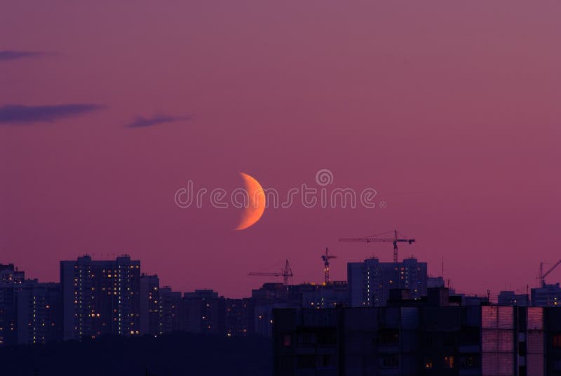 Halber Mond über Stadtgebäuden nachts lizenzfreie stockfotos Halber Mond über Stadtgebäuden nachts lizenzfreie stockfotos