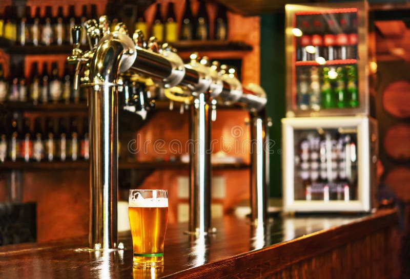Halbes Liter Bier auf einer Bar in einer Trachtenmodekneipe