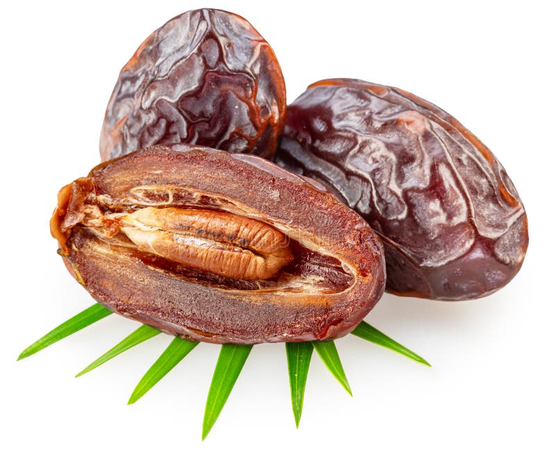 Halbgetrocknete Datteln und halb geschnittene Dattelfrüchte auf Palmblättern, auf weißem Hintergrund isoliert. Datei enthält Clipp stockbild