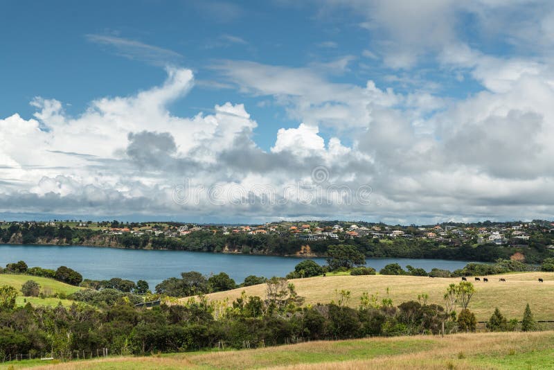 Halbinsel, Auckland-Region, Whangaparaoa, Neuseeland, schöner Meerblick und bewölkter Himmel stockbild Halbinsel, Auckland-Region, Whangaparaoa, Neuseeland, schöner Meerblick und bewölkter Himmel stockbild