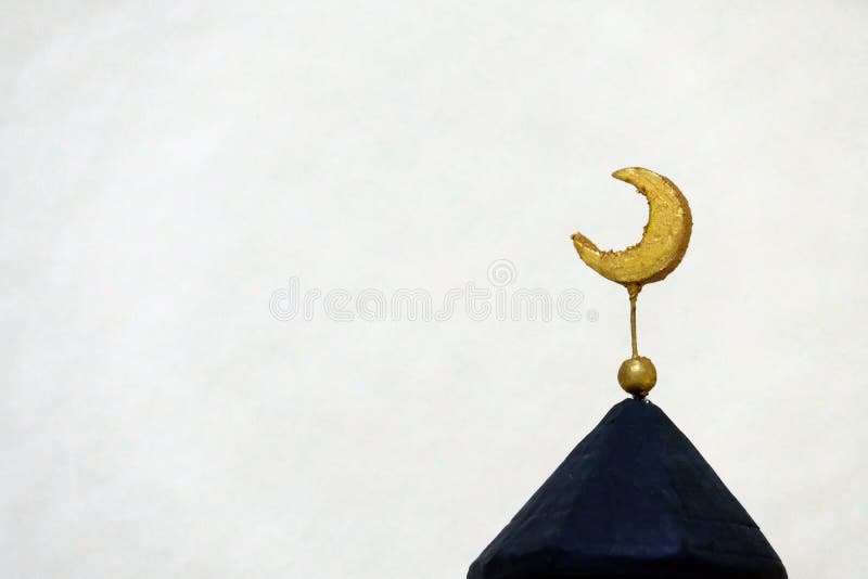 Halbmond Der Goldenen Farbe Auf Die Schwarze Oberseite Des Minaretts Symbol Der Islamischen Kultur Und Der Religion Handgemacht N Stockbild Bild Von Halbmond Kultur