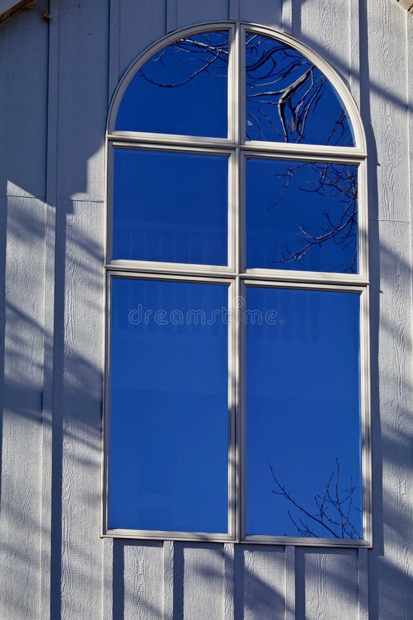 Halbkreisfenster stockbild. Bild von aluminium, blätter