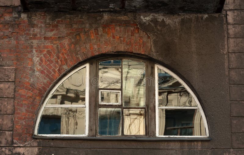 Halbrundes Fenster stockbild. Bild von glas, lampe, haus