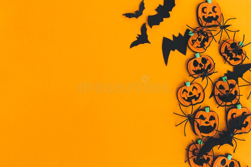 Halbröckige Ebene. moderne Kürbiskugel oder Laternenspinnen Fledermäuse ragen auf orangefarbenem Hintergrund mit Platz für Text. J. Grußkarte für Jahreszeiten. halbfarbige Dekorationen auf gelbem Papier.