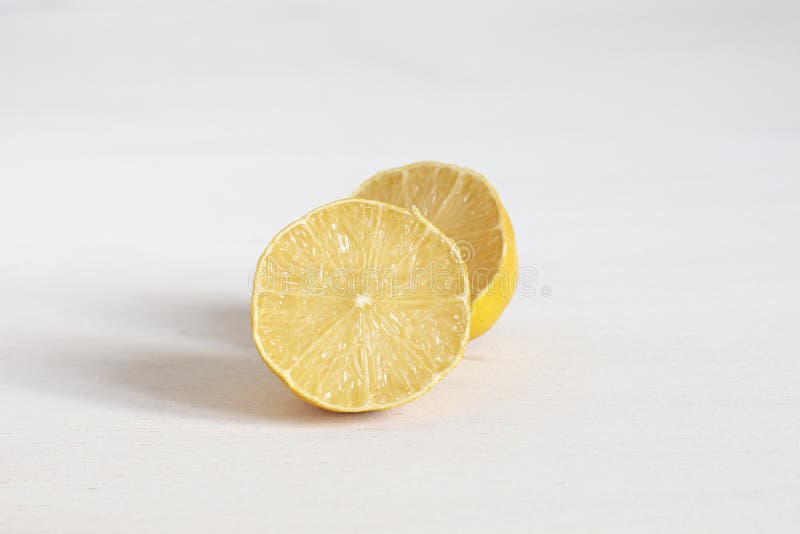 Halbsaftig frische Zitrone auf weißem Tisch schneiden. stockfotografie