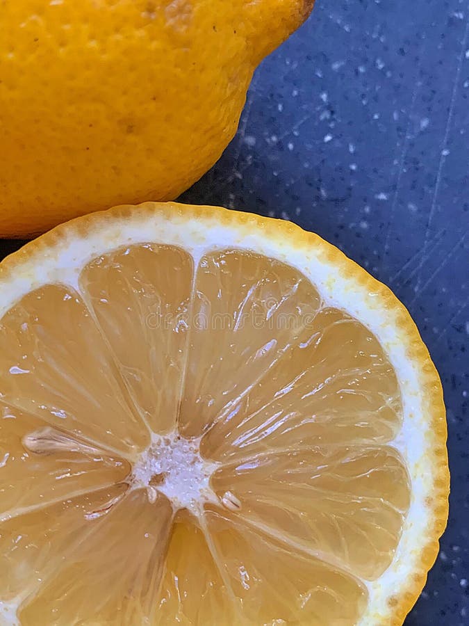In halbsaftigen Früchten Zitrusfrüchte mit hohem Fruchtsaftgehalt frische VitaminZitrone auf blauem Hintergrund geschnitten stockbild