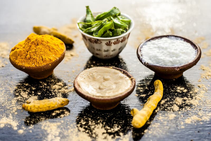 Haldi ubtan com todos os ingredientes necessários fotografia de stock