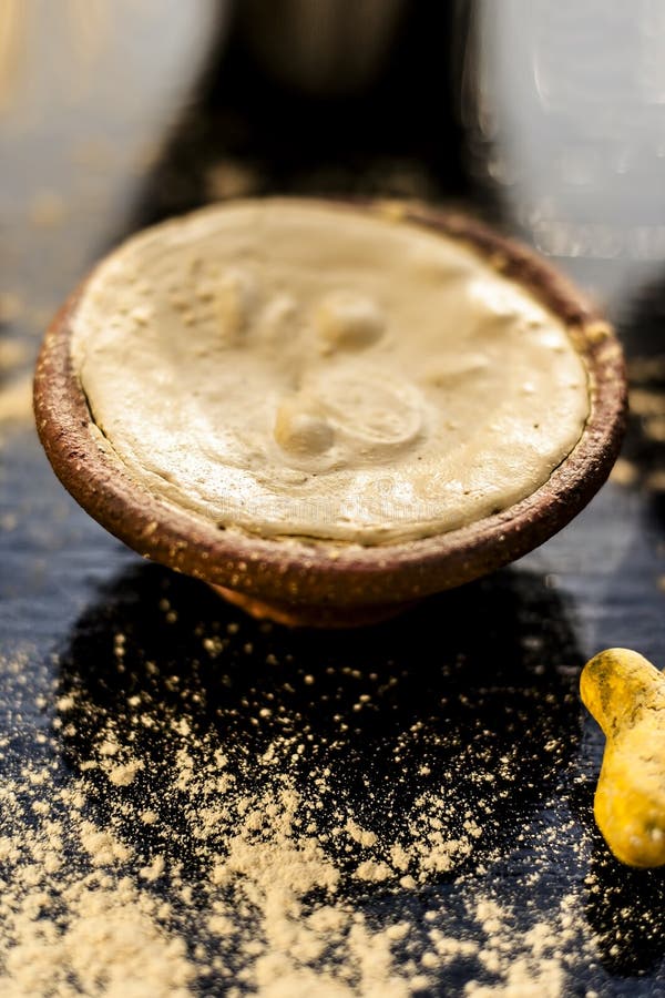 Haldi ubtan com todos os ingredientes necessários fotos de stock royalty free