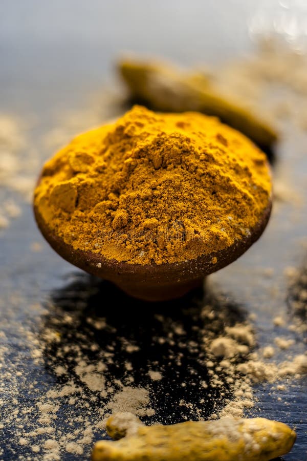 Haldi ubtan com todos os ingredientes necessários fotos de stock
