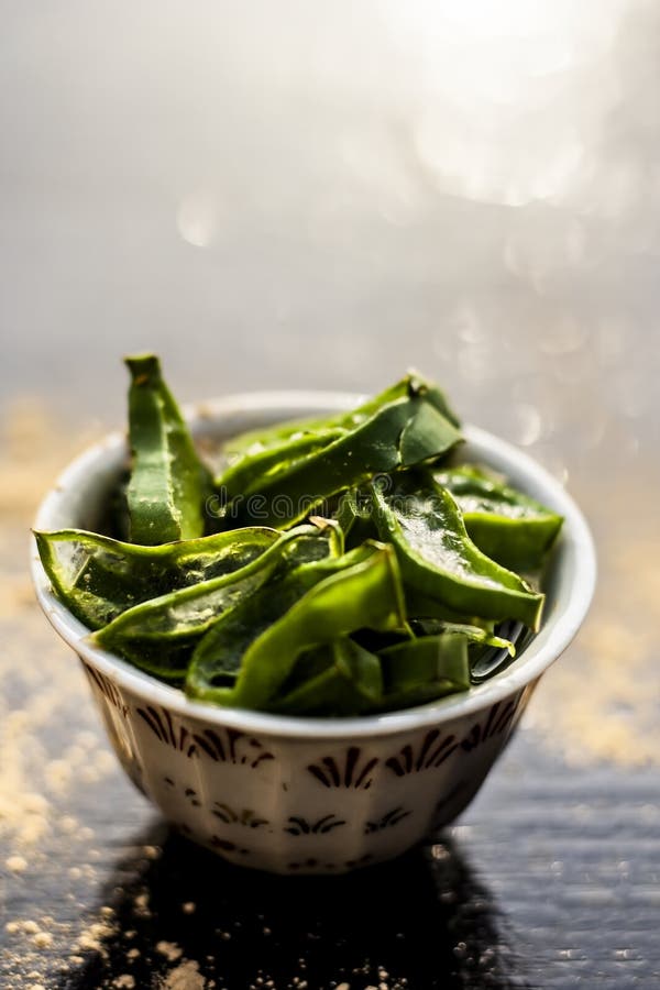 Haldi ubtan com todos os ingredientes necessários imagem de stock royalty free