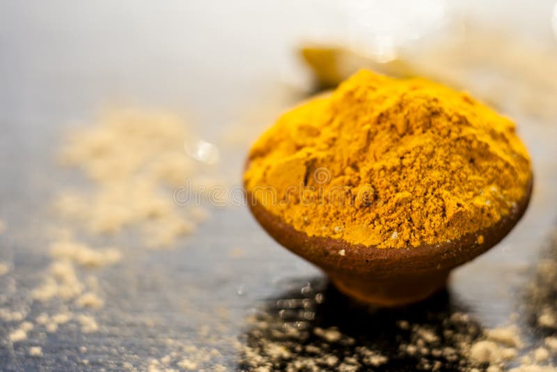 Haldi ubtan com todos os ingredientes necessários foto de stock royalty free