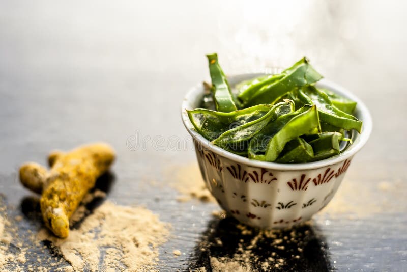 Haldi ubtan com todos os ingredientes necessários foto de stock