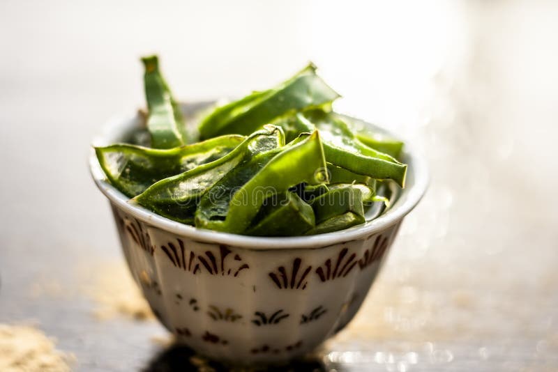 Haldi ubtan com todos os ingredientes necessários imagem de stock