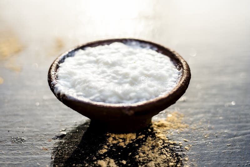 Haldi ubtan com todos os ingredientes necessários fotos de stock