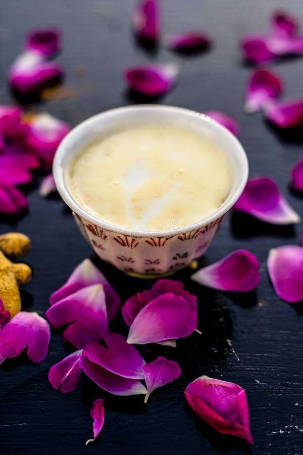 Haldi ubtan com todos os ingredientes necessários fotos de stock royalty free