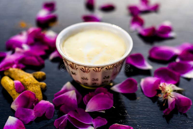 Haldi ubtan com todos os ingredientes necessários imagem de stock royalty free