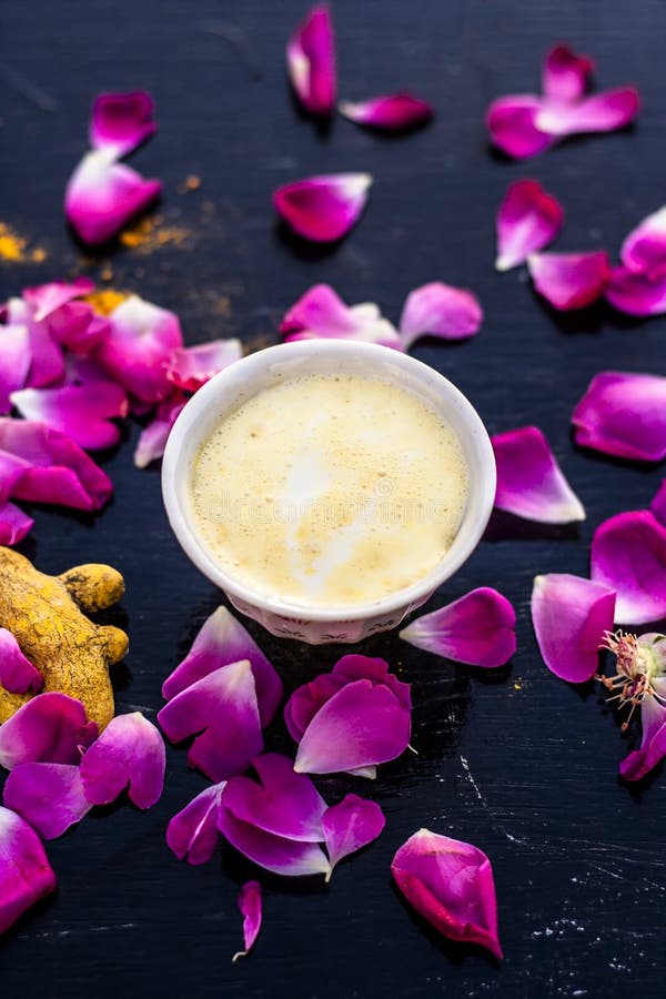 Haldi ubtan com todos os ingredientes necessários fotografia de stock royalty free