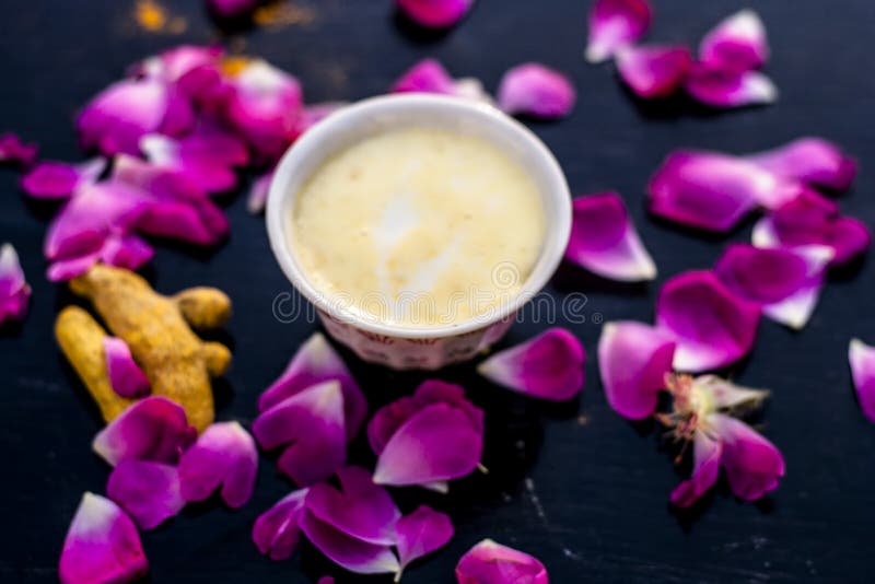 Haldi ubtan com todos os ingredientes necessários fotografia de stock