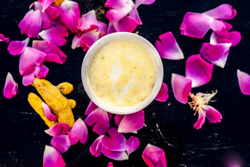 Haldi ubtan com todos os ingredientes necessários fotos de stock