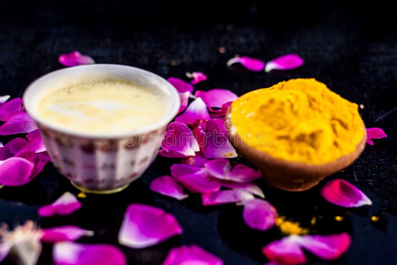 Haldi ubtan com todos os ingredientes necessários fotografia de stock