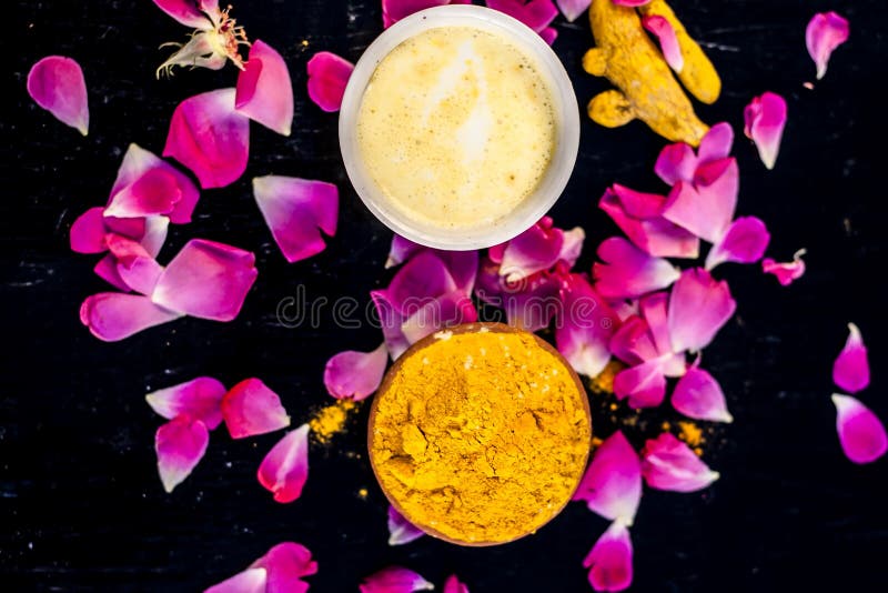 Haldi ubtan com todos os ingredientes necessários imagem de stock royalty free